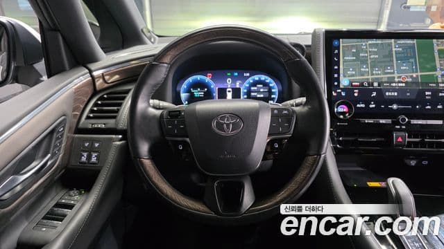 Toyota Alphard 2024 — Photo 7/20