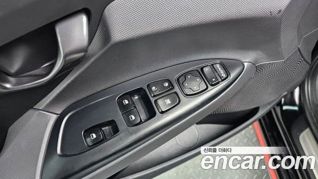 Hyundai Veloster 2021 — Фото 17/20