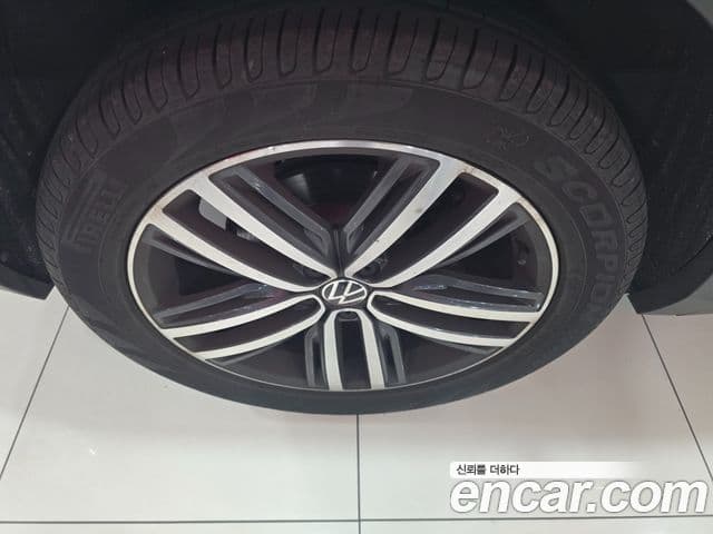 Volkswagen Tiguan 2023 — ფოტო 9/18