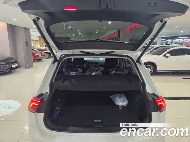 Volkswagen Tiguan 2023 — ფოტო 12/18