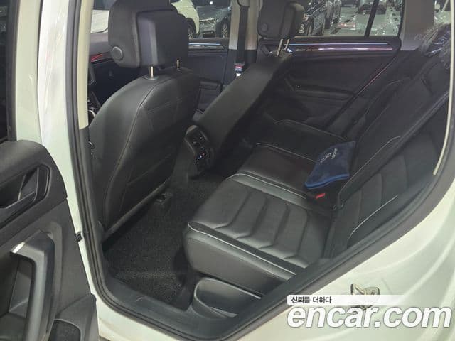 Volkswagen Tiguan 2023 — ფოტო 17/18