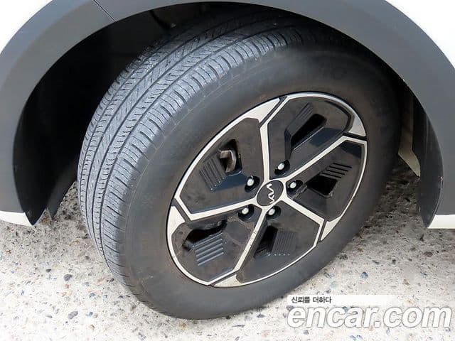 Kia Niro 2022 — ფოტო 19/20