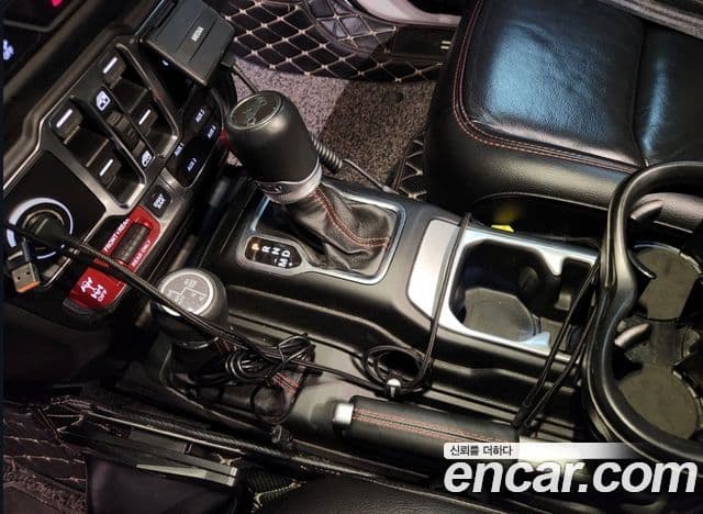Jeep Wrangler 2020 — ფოტო 7/11
