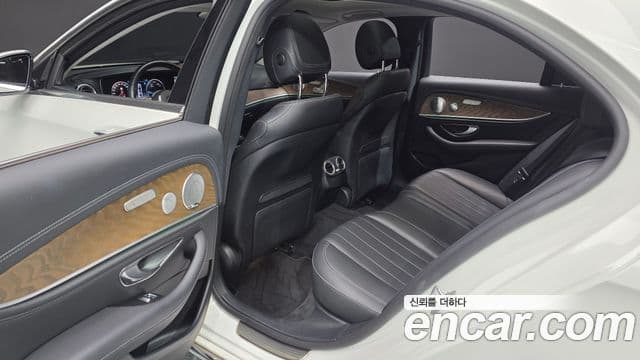 Mercedes-Benz E-Class 2019 — Фото 12/20