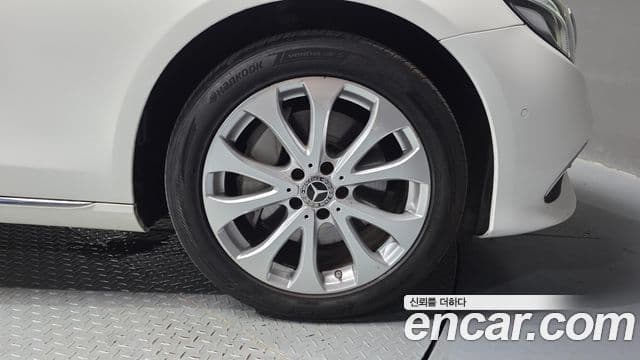 Mercedes-Benz E-Class 2019 — Photo 28/35