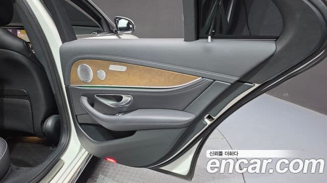 Mercedes-Benz E-Class 2019 — Photo 9/35