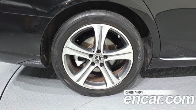 Mercedes-Benz E-Class 2018 — ფოტო 5/20