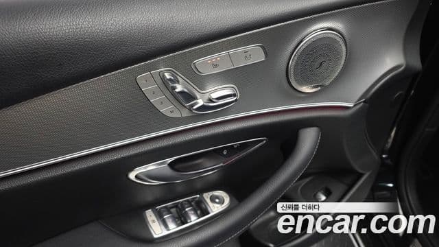 Mercedes-Benz E-Class 2018 — ფოტო 19/20
