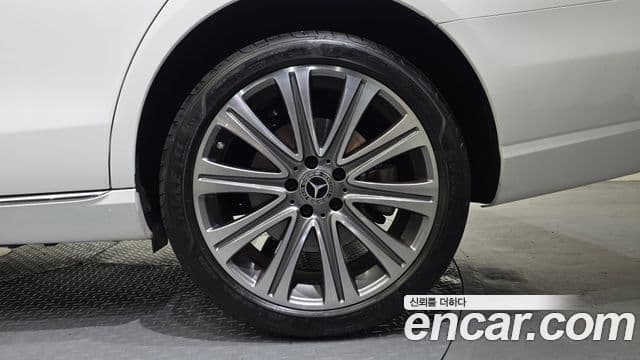 Mercedes-Benz E-Class 2023 — Photo 5/32