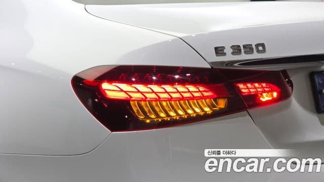 Mercedes-Benz E-Class 2023 — Photo 12/32
