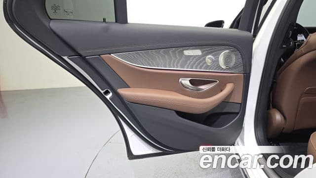 Mercedes-Benz E-Class 2023 — Photo 21/32