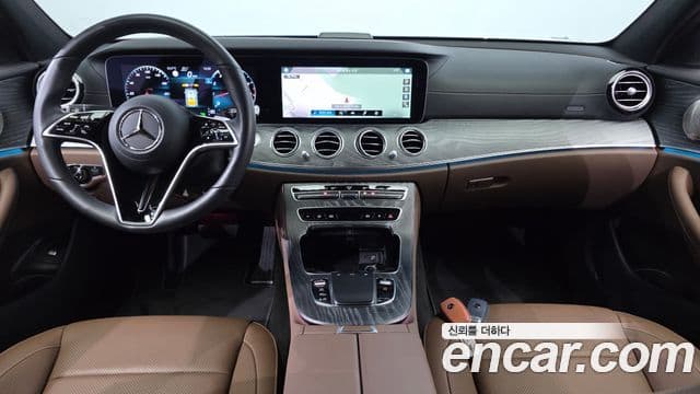 Mercedes-Benz E-Class 2023 — Photo 14/32