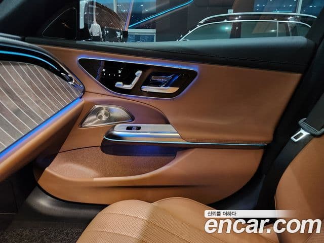 Mercedes-Benz E-Class 2024 — ფოტო 17/19