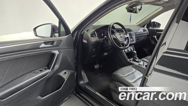 Volkswagen Tiguan 2018 — ფოტო 10/20