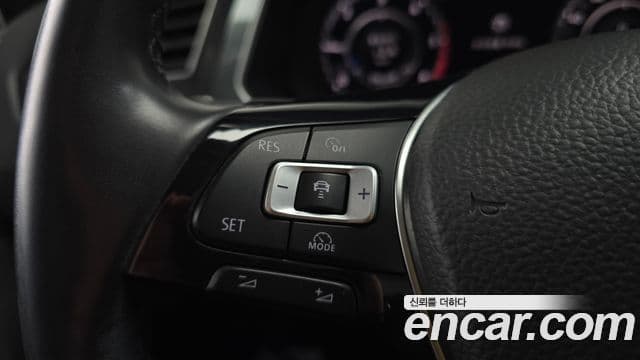 Volkswagen Tiguan 2018 — ფოტო 16/20