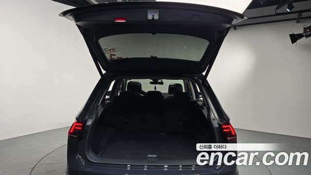 Volkswagen Tiguan 2018 — ფოტო 19/20