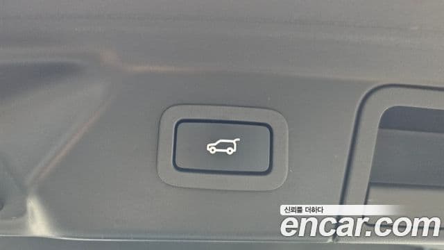 Land Rover Range Rover Velar 2018 — ფოტო 17/20
