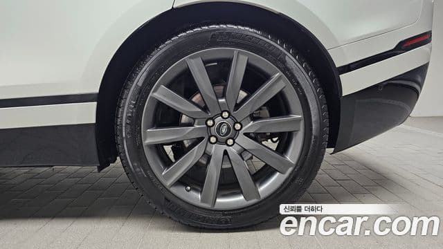 Land Rover Range Rover Velar 2018 — Photo 14/36