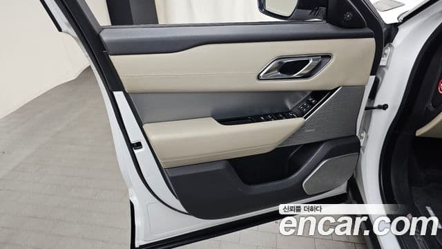 Land Rover Range Rover Velar 2018 — Photo 2/36