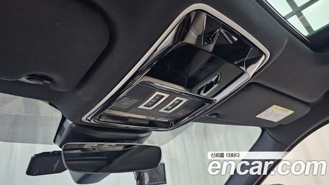 Land Rover Range Rover Velar 2018 — Photo 11/36