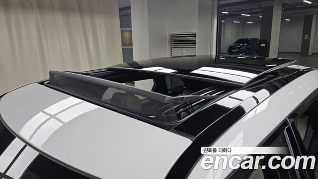 Land Rover Range Rover Velar 2018 — Photo 32/36