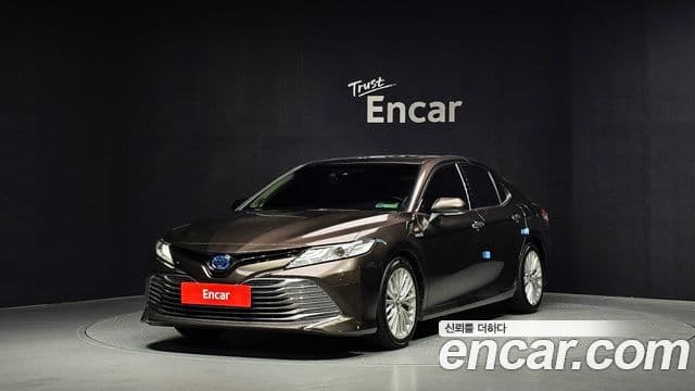 Toyota Camry 2018 — ფოტო 6/20