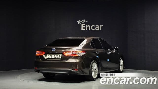 Toyota Camry 2018 — ფოტო 16/20