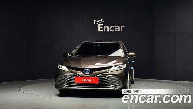 Toyota Camry 2018 — ფოტო 18/20