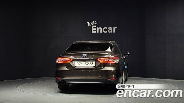 Toyota Camry 2018 — ფოტო 17/20