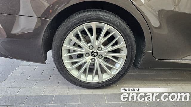 Toyota Camry 2018 — ფოტო 9/20