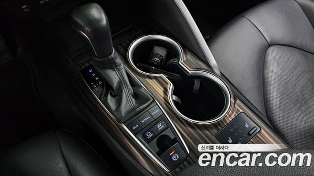 Toyota Camry 2018 — ფოტო 1/20