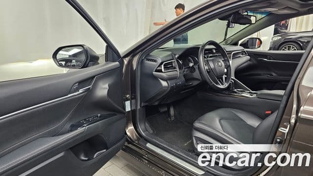 Toyota Camry 2018 — ფოტო 14/20