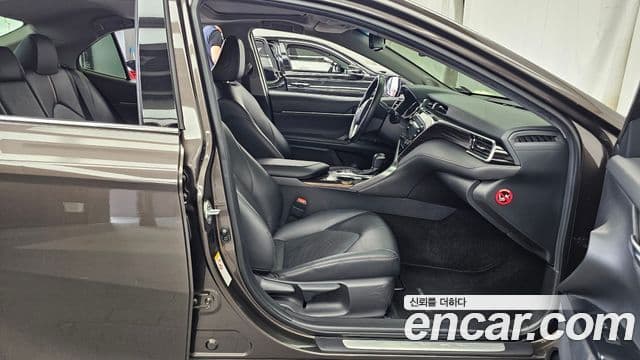 Toyota Camry 2018 — ფოტო 19/20