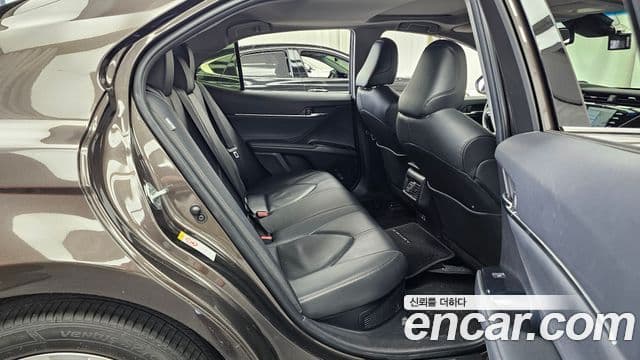 Toyota Camry 2018 — ფოტო 13/20