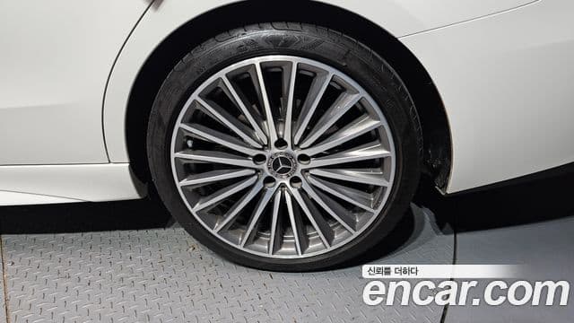 Mercedes-Benz C-Class 2023 — Photo 13/32