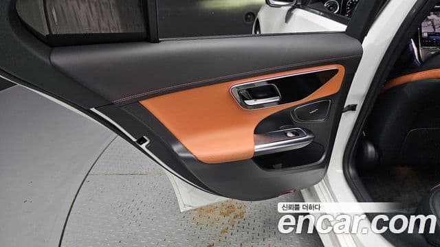 Mercedes-Benz C-Class 2023 — Photo 12/32