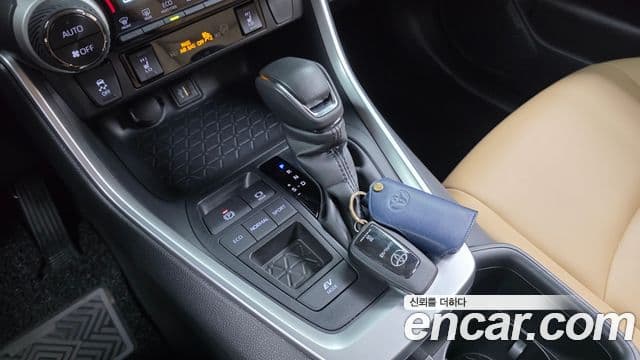 Toyota RAV4 2023 — Photo 6/20