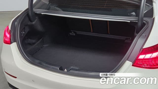 Mercedes-Benz C-Class 2025 — ფოტო 15/20