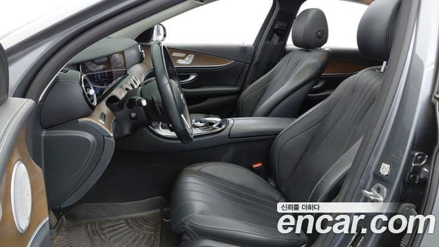 Mercedes-Benz E-Class 2019 — ფოტო 13/20