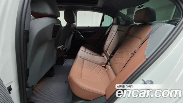 BMW 5 Series 2023 — Şəkil 12/20