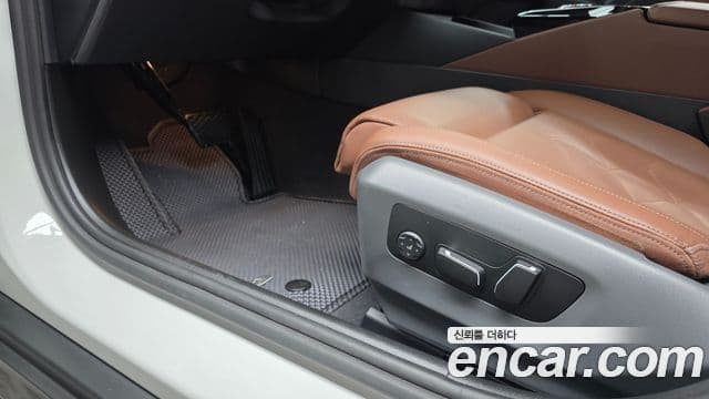 BMW 5 Series 2023 — Photo 12/32