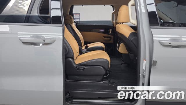 Kia Carnival 2023 — ფოტო 11/20