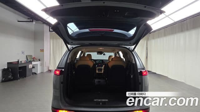 Kia Carnival 2023 — ფოტო 17/20
