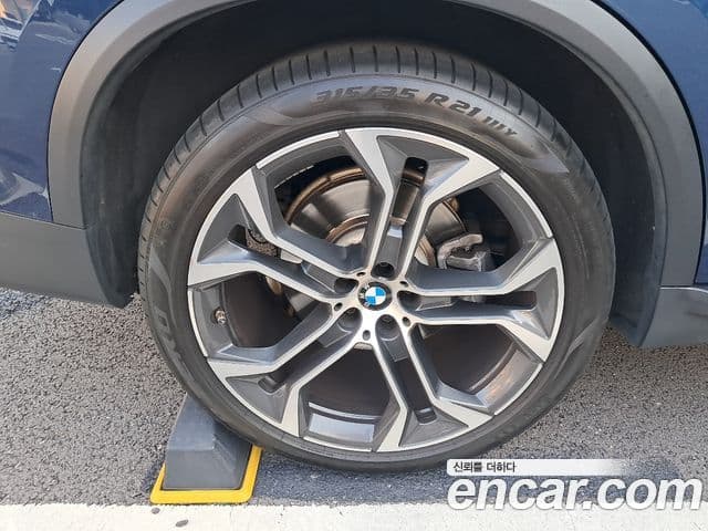 BMW X5 2021 — ფოტო 8/18