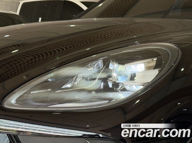 Porsche Macan 2021 — ფოტო 2/20