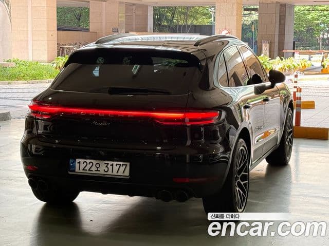 Porsche Macan 2021 — ფოტო 4/20