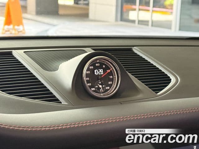 Porsche Macan 2021 — ფოტო 13/20