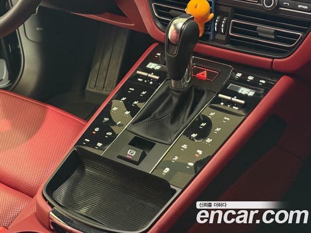 Porsche Macan 2021 — ფოტო 14/20