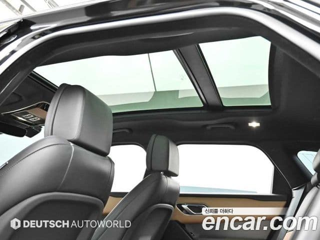 Land Rover Range Rover Velar 2025 — Photo 8/20