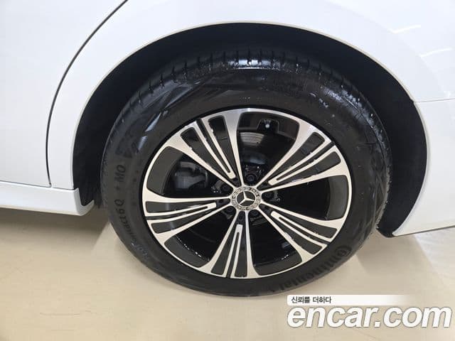 Mercedes-Benz E-Class 2025 — ფოტო 17/20